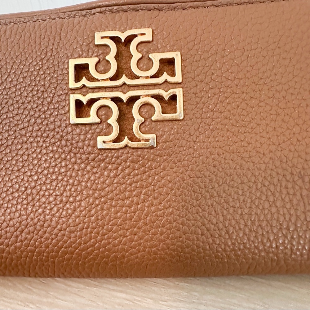 Tory Burch Britten Pebble Leather Smartphone Wristlet/ Wallet/ Bark/Tan - Picture 7 of 10